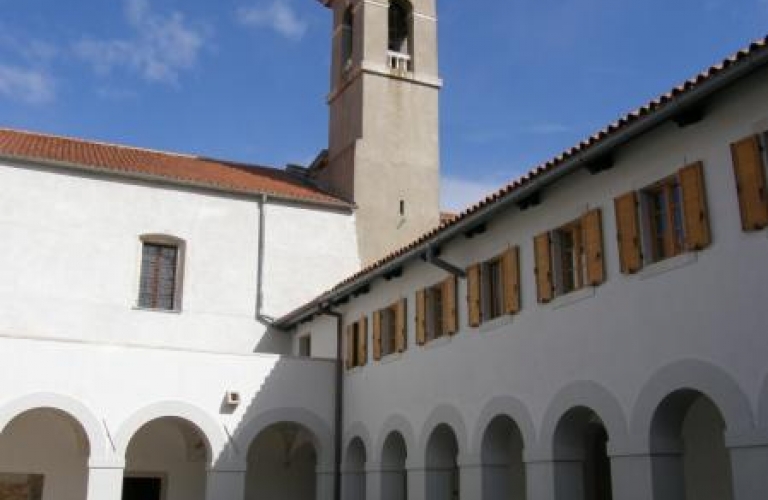 Frančiškanski Samostan Koper - Atrij s križnim hodnikom